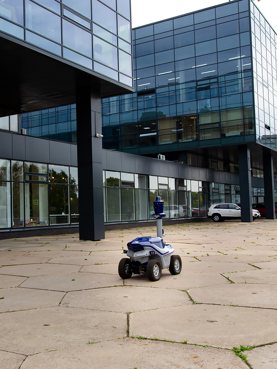 Picking up and receiving parcel by robots